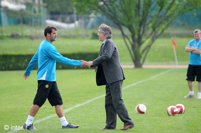 Dejan Stankovic stringe la mano al presidente Massimo Moratti. 